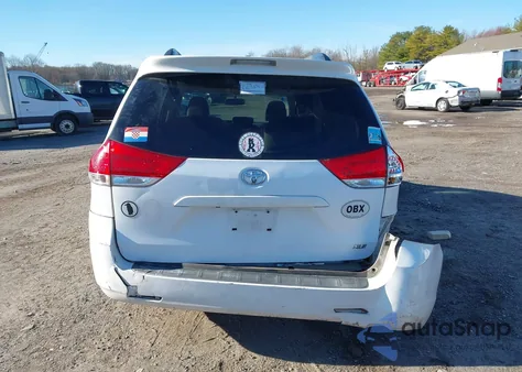 2011 Toyota Sienna Xle V6 z USA, uszkodzony, nr VIN 5TDYK3DC7BS160928